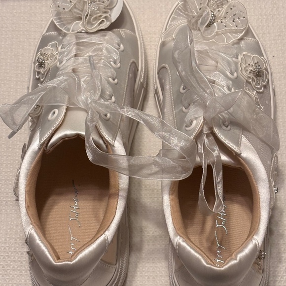 Betsy Johnson SB-Pryce Ivory Sneakers with 3D Flowers 9.5  Lace Up NWT - Picture 5 of 9